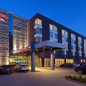 Hampton By Hilton Airport מלון